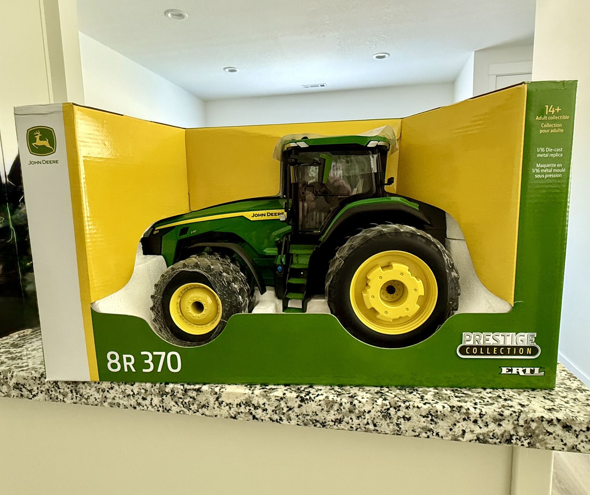 John Deere 1/16th 8r370 Brand New In box