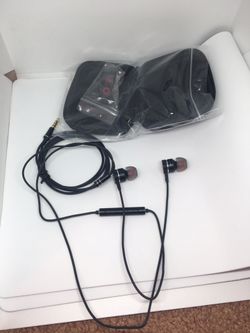Wired earbuds w/mic(brand new)