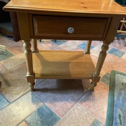 Beautiful Solid Wood End Tsble With Drawer