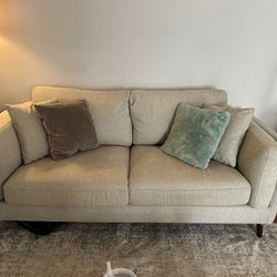 Cozy Comfort: Stylish Couch for Sale - Perfect for Your Living Room!