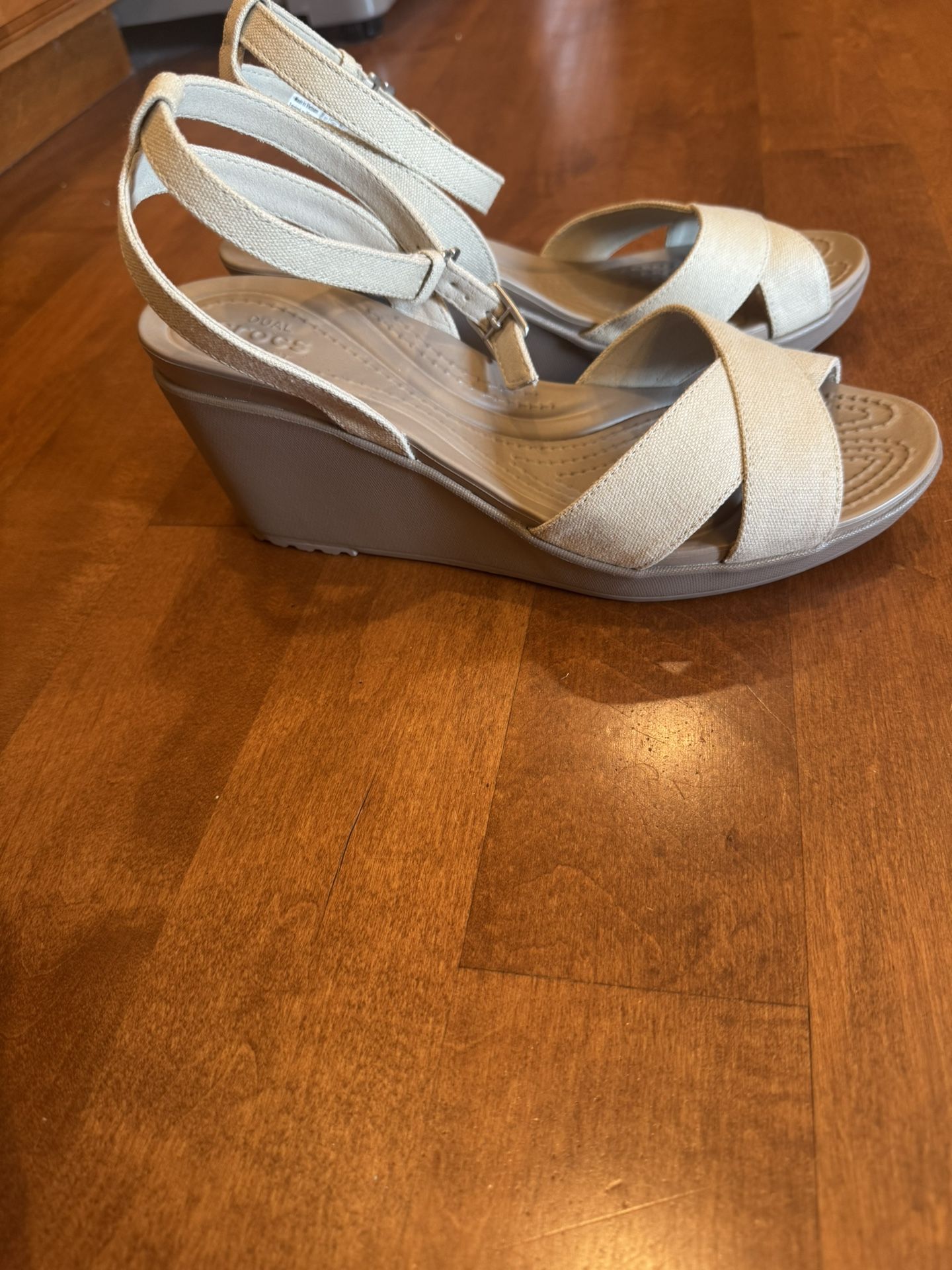 Woman’s new crocs, wedge sandal size 10 shipping available