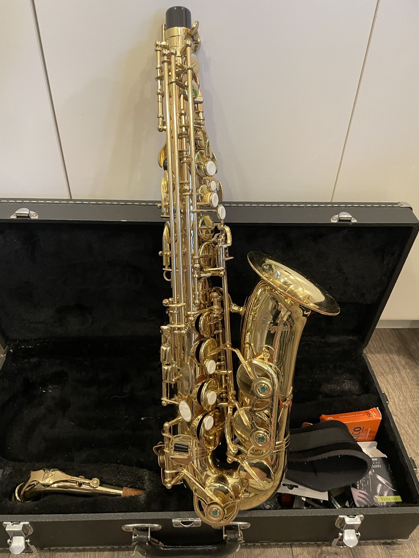 Antigua saxophone 