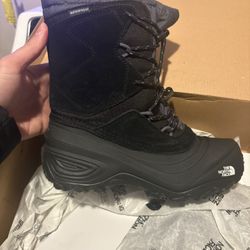 Brand New In Box Never Worn North face Boots Kids Size 3