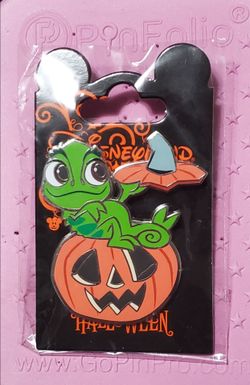 Disneyland Paris Pascal Halloween pin