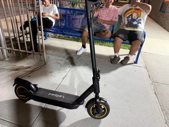 Electric Scooter 35mph (NEGOTIABLE)