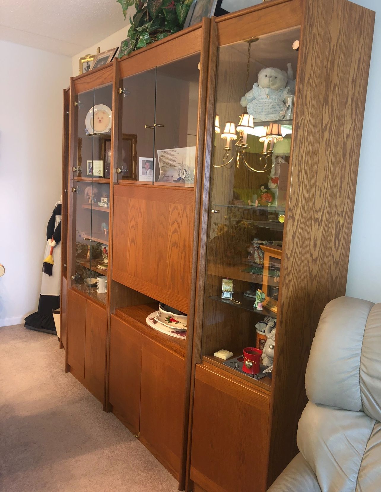 China Cabinet Buffet/bar Lots Of Storage