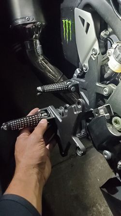 Kawasaki Zx10r Right Peg & Mount