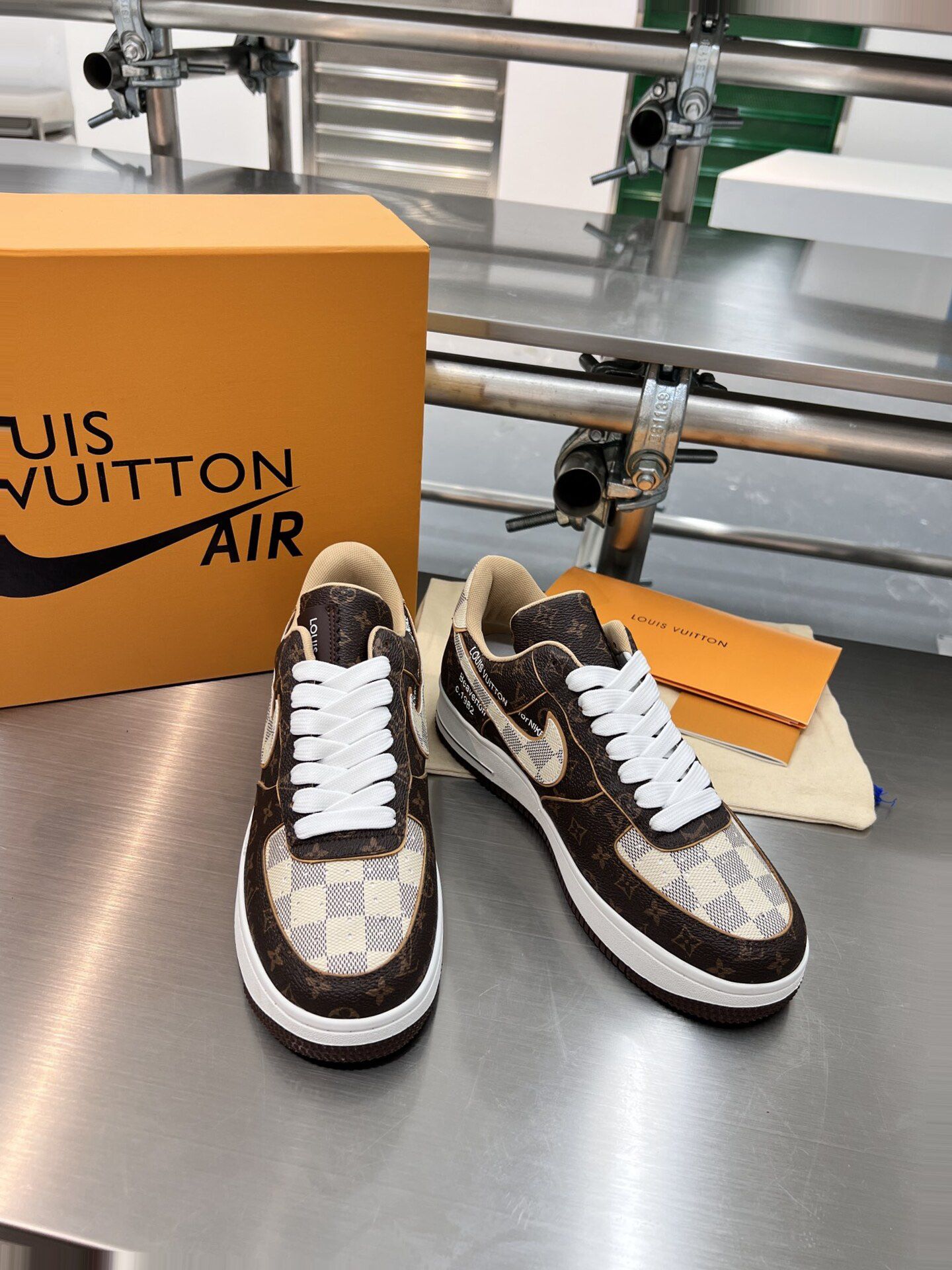 Louis Vuitton Nike Air Force 1 143 