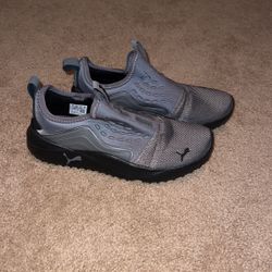 Pumas Boys Size 6 Shoe