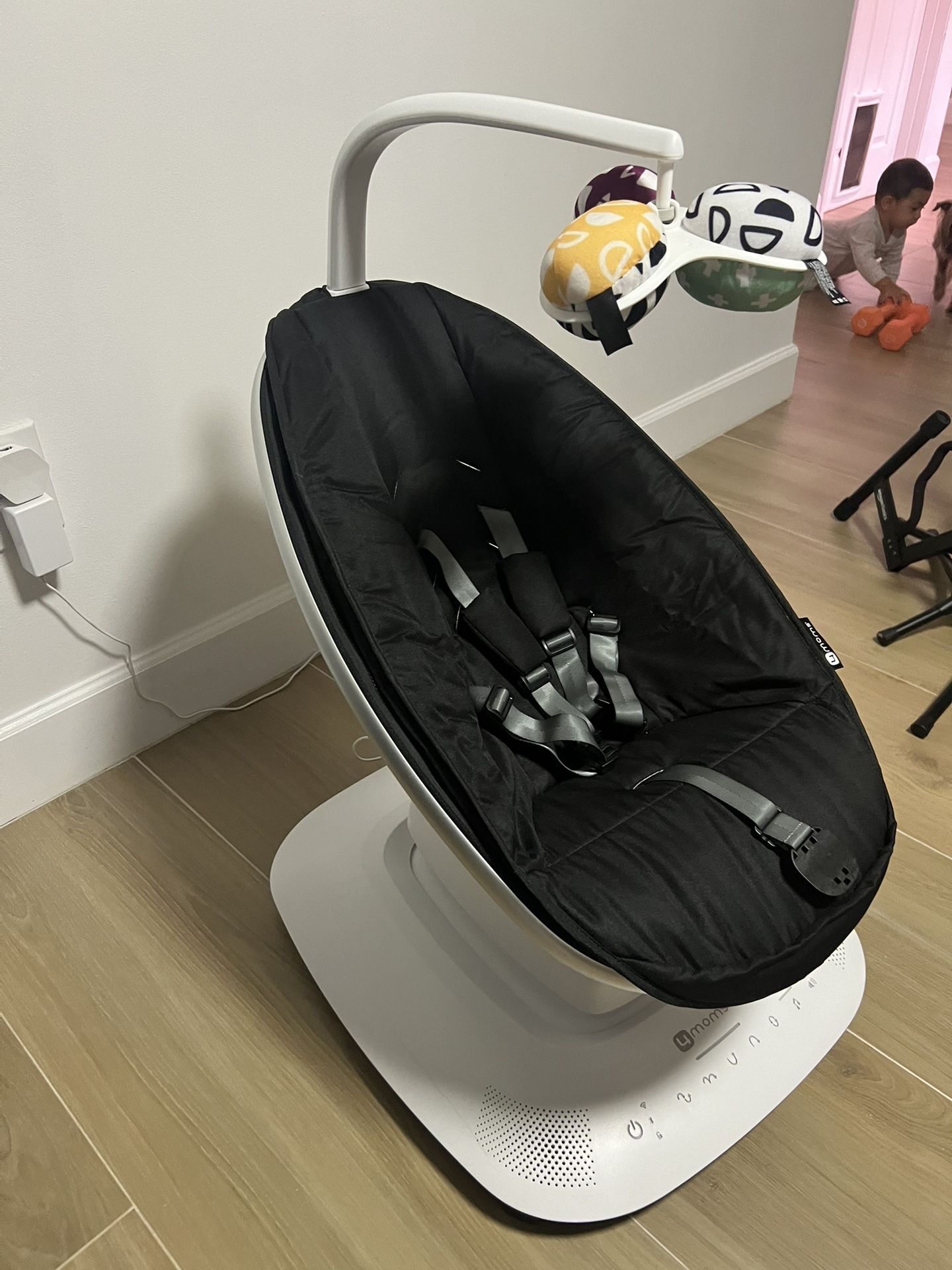 Like New 4moms MamaRoo Multi-Motion Baby Swing, Bluetooth Enabled with 5 Unique Motions, Black