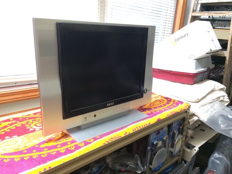 AKAI CFTD2011 20in LCD TV built in DvD Works perfect
