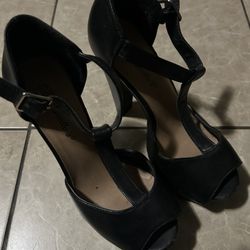 Ladies Black Size 6 Heel Shoes