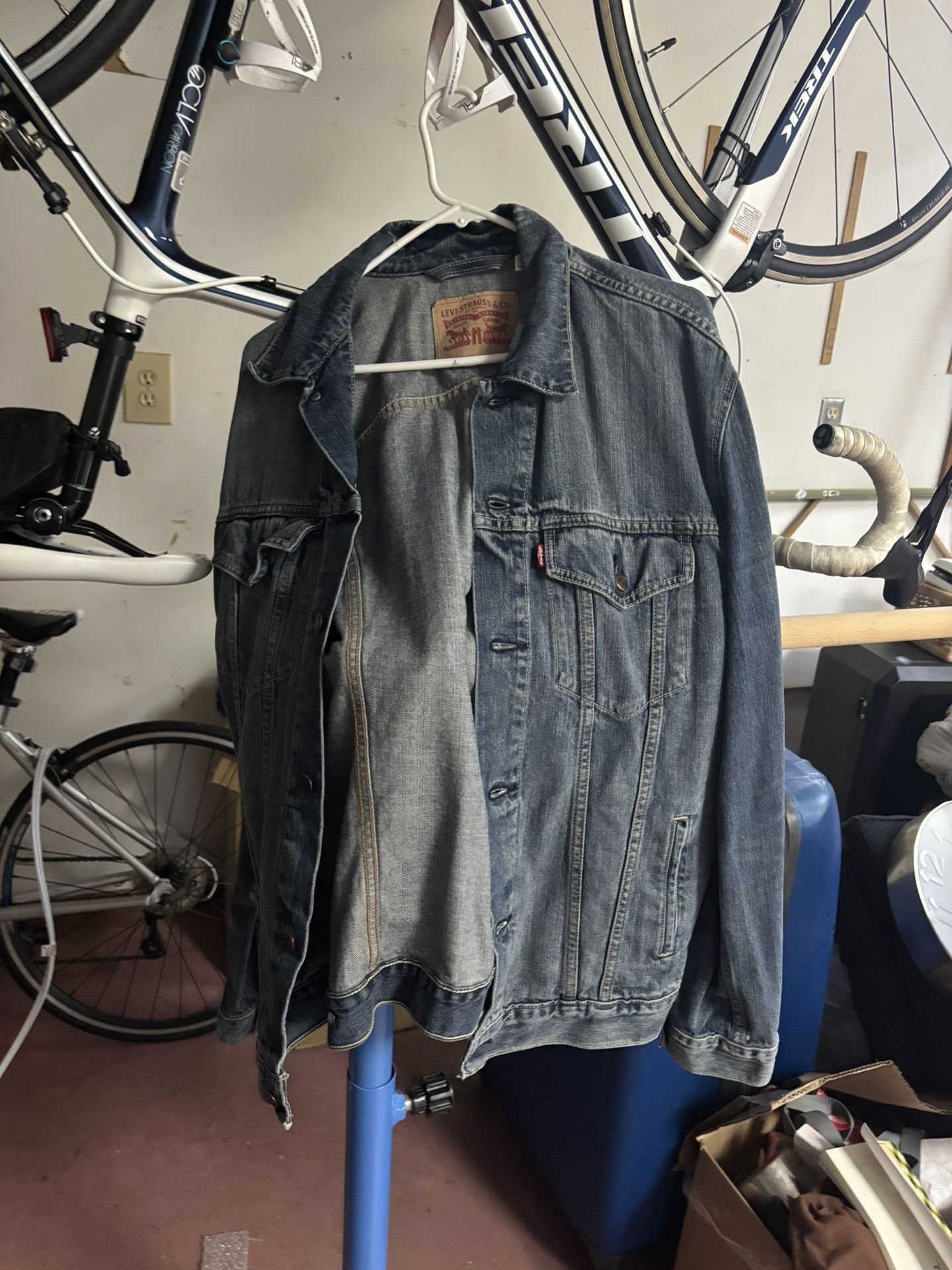 LOW PRICE MOVING- MENS LEVIS DENIM JACKET