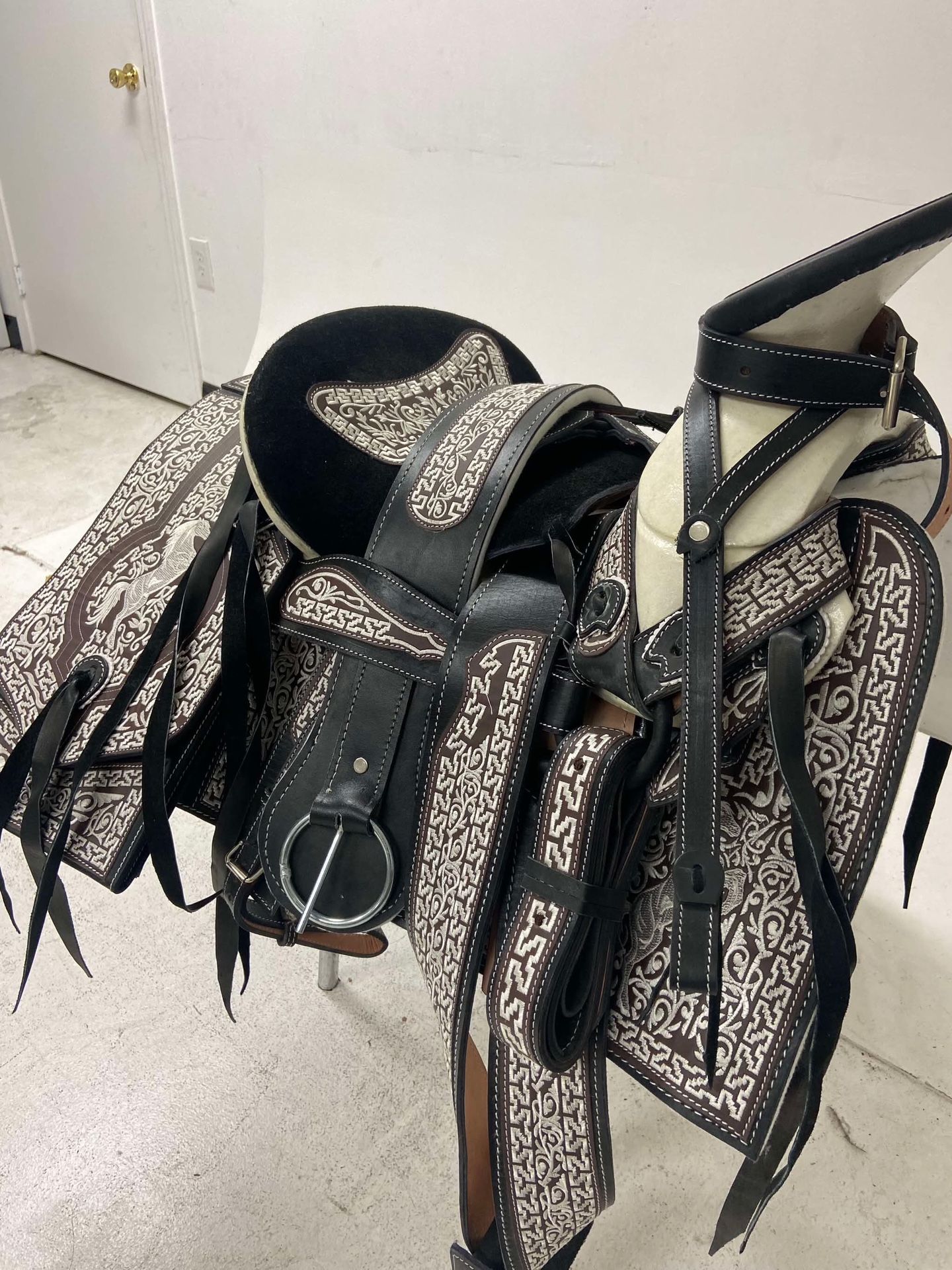 Montura charra bordada con cantinas Cuadradas