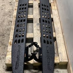 Running boards 2015-2024 ford f150 crewcab. Like new !! Price 449$ se habla español. 