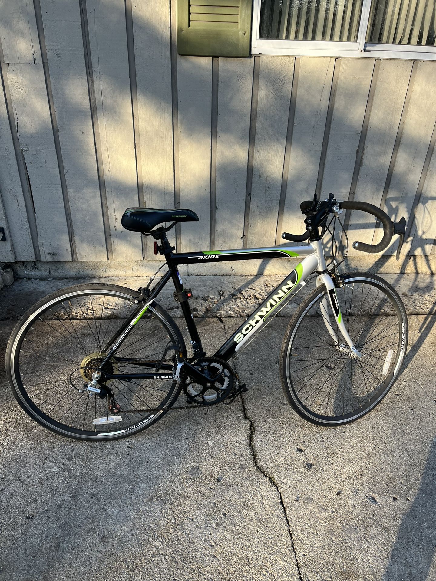 Schwinn Men’s Axios 700c Road Bike (2015 S2710az)