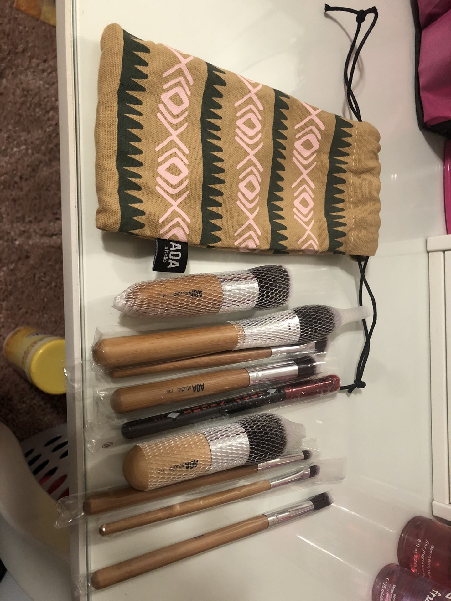 Makeup brushes with bag