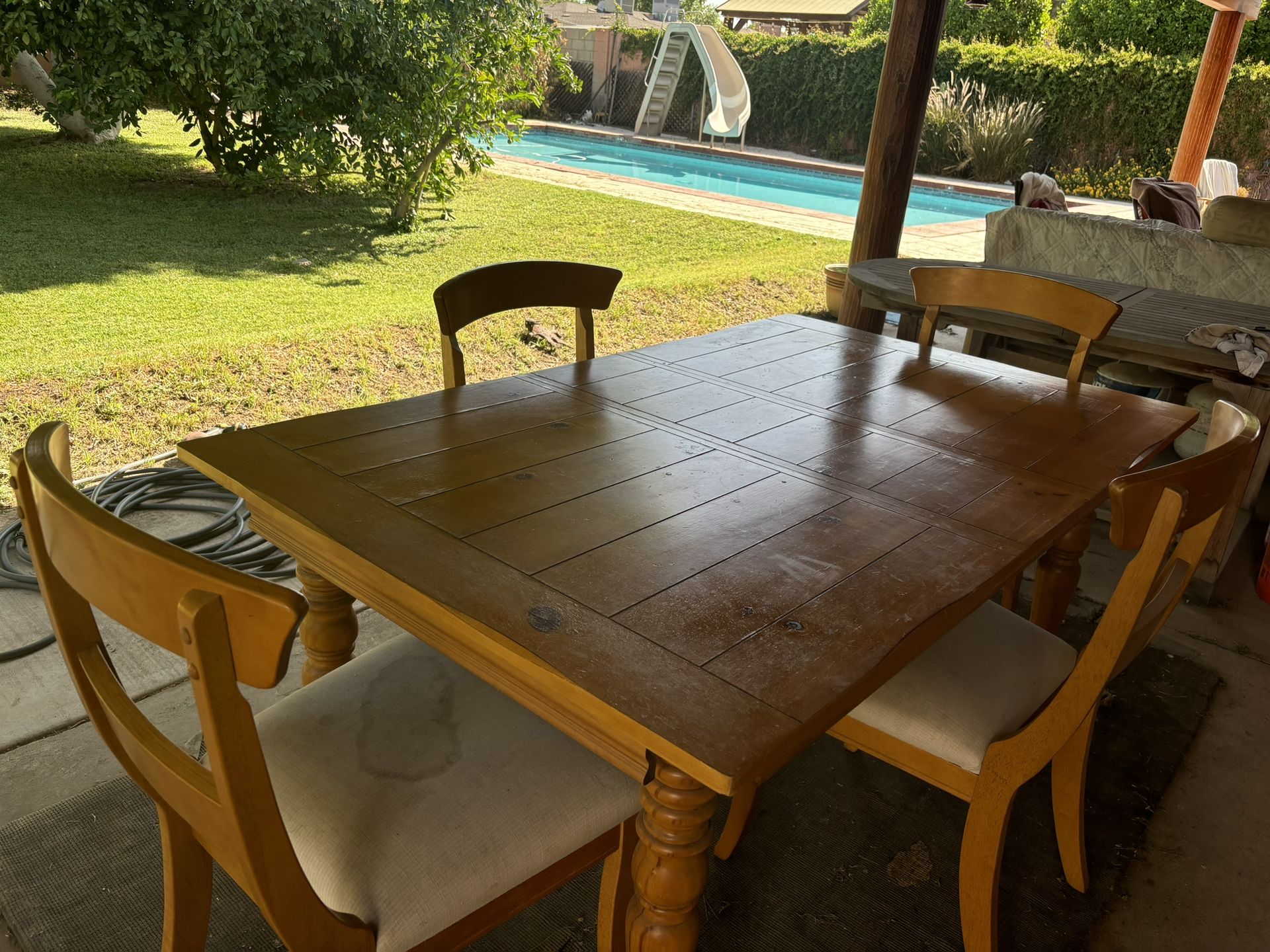 Table And Chairs With Leaf