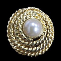 Goldtone Brooch , 2 Inch Diameter 