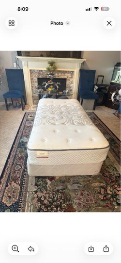 Twin mattress/box spring (like new)
