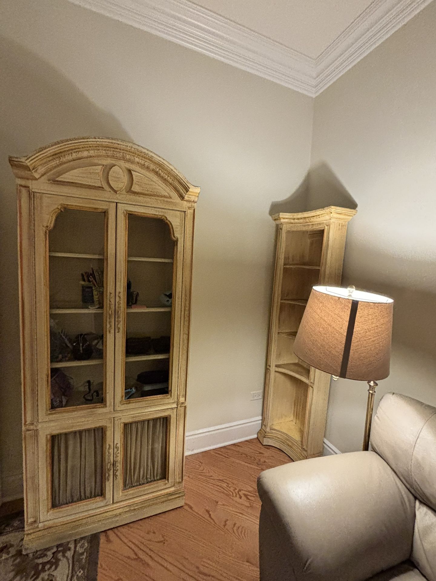 Antique-Style Yellow Wooden Bookshelf 