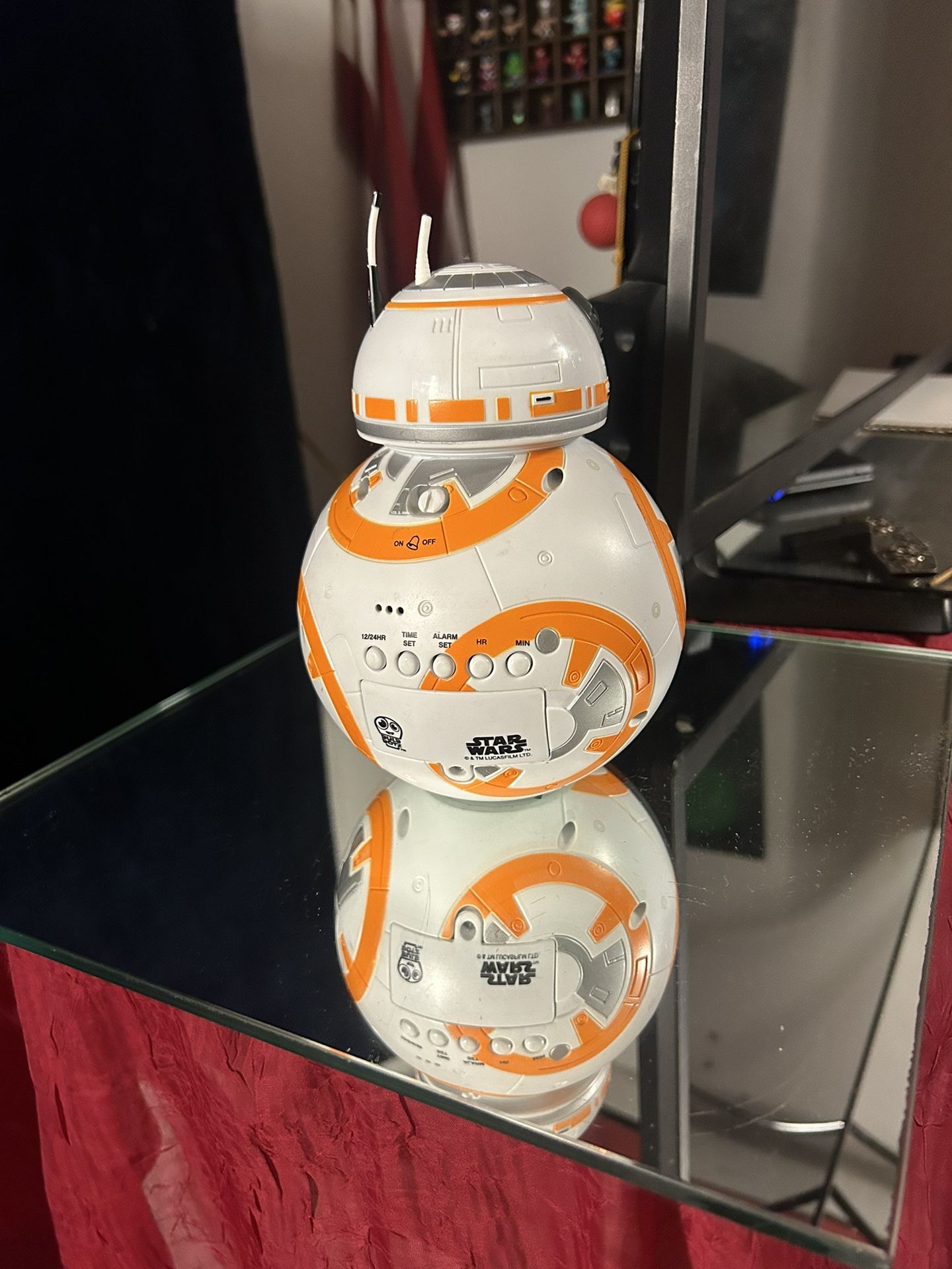 BEAUTIFUL STAR WARS CLOCK .