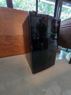 Magic Chef 4.4 Cubic Foot Mini-Fridge (Black)