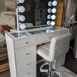 Beautiful Vanity New With Bluetooth And Speaker 