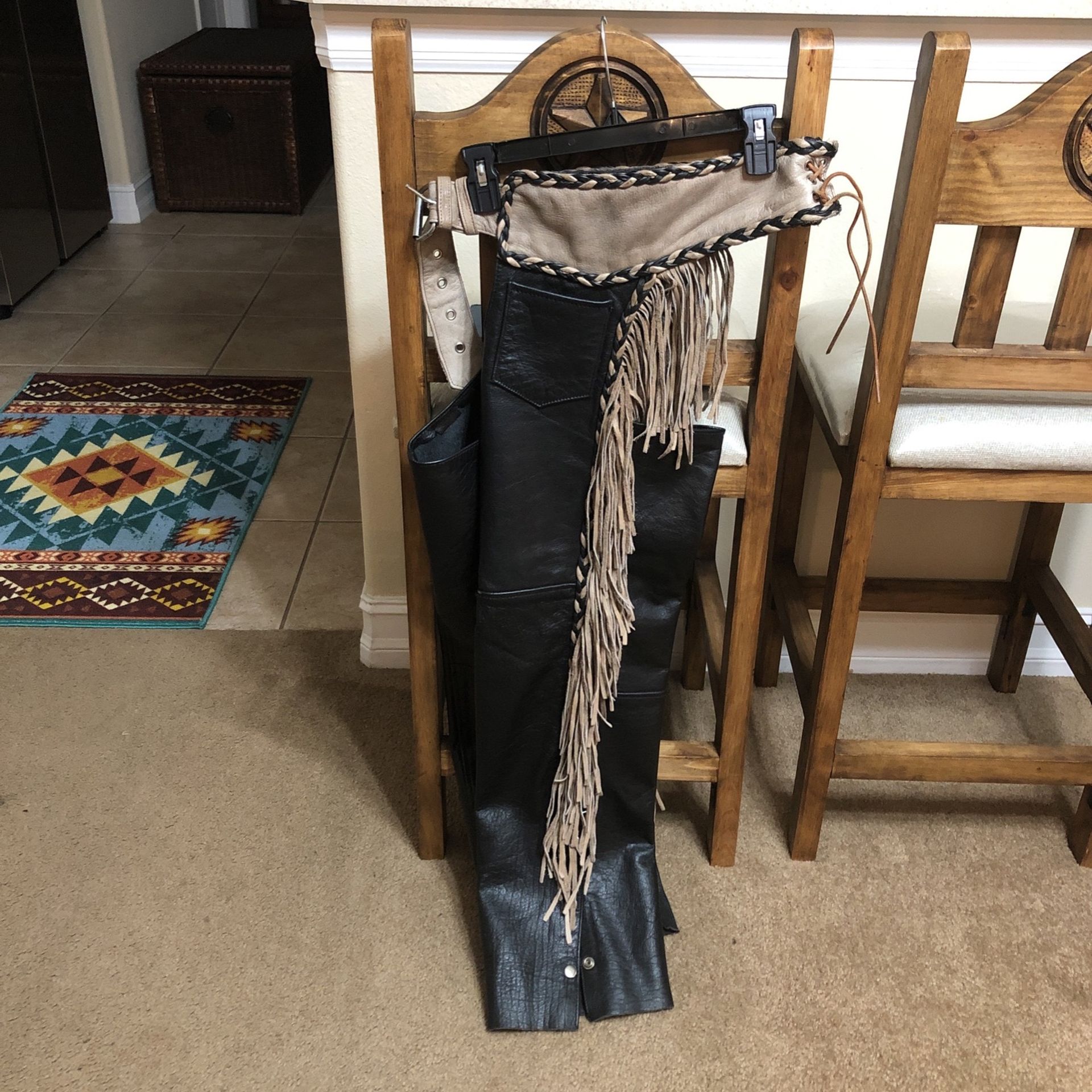 Black Chaps Fits 4’-5’ Size Small , Tan Fringes . Wore Twice 2 Years Ago . Bought In Daytona Leather Size Small