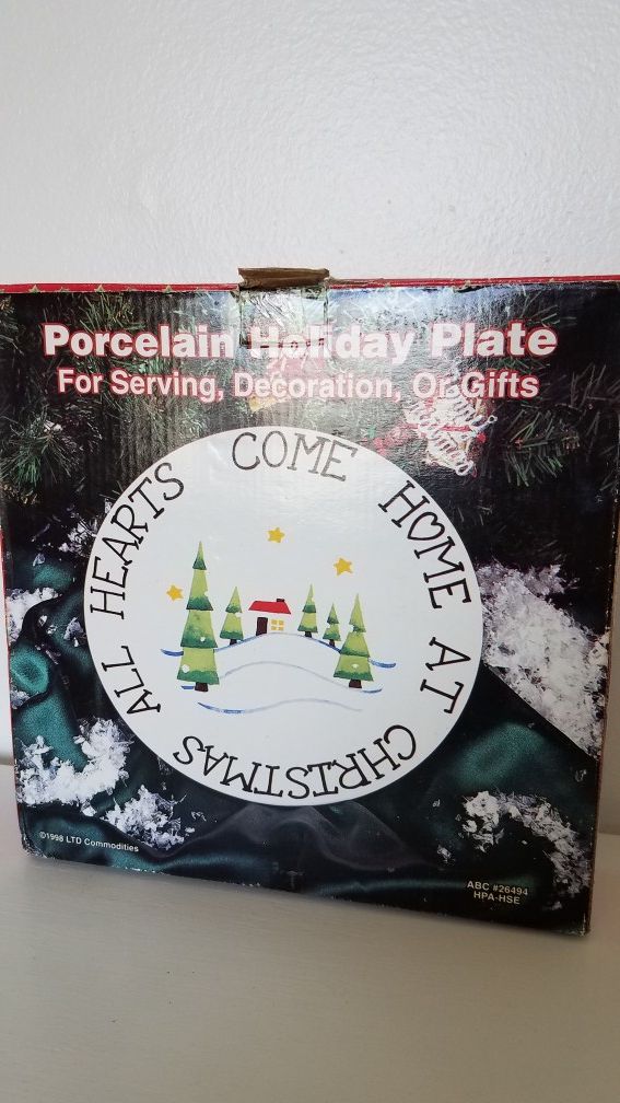 MINT NEVER USED CHRISTMAS DECORATIVE PLATE IN BOX
