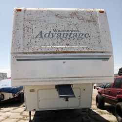 2004 Wilderness 5th Wheel Trailer 