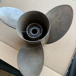 YAMAHA OUTBOARD PROPELLER RT. HAND. 350 HP. 