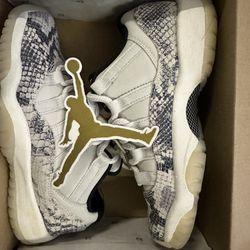 Jordan 11 Low “Snake Light bone” size(4.5Y/6W). Worn in great condition. Comes with Og all. $100. Cash. Market value $390 😱 deals and steals. 