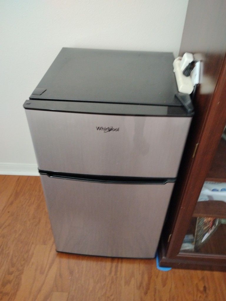 Mini refrigerator 
