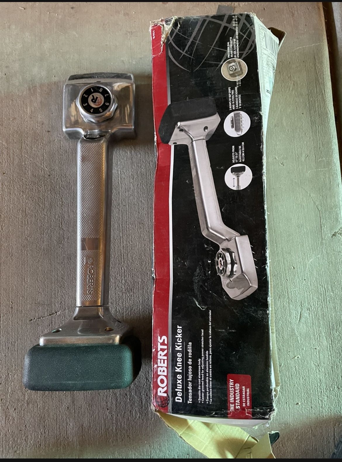 Roberts Deluxe Carpet Knee Kicker with Adjustable Length from 17 in. to 21 in.