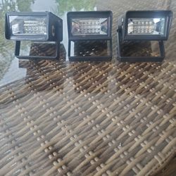 3 LIGHT PROJECTOR, AA BATTERY, FLASHES WITH CONTROLLER, MAKES SOUND  5L X 3.25W X 2H INCH