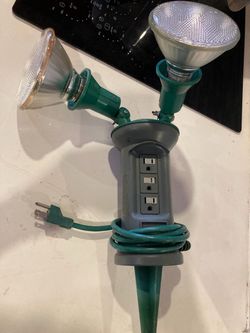 2  LIGHT  BULB  OUTDOOR  SPOTLIGHT - STICKS IN GROUND.    STICK I