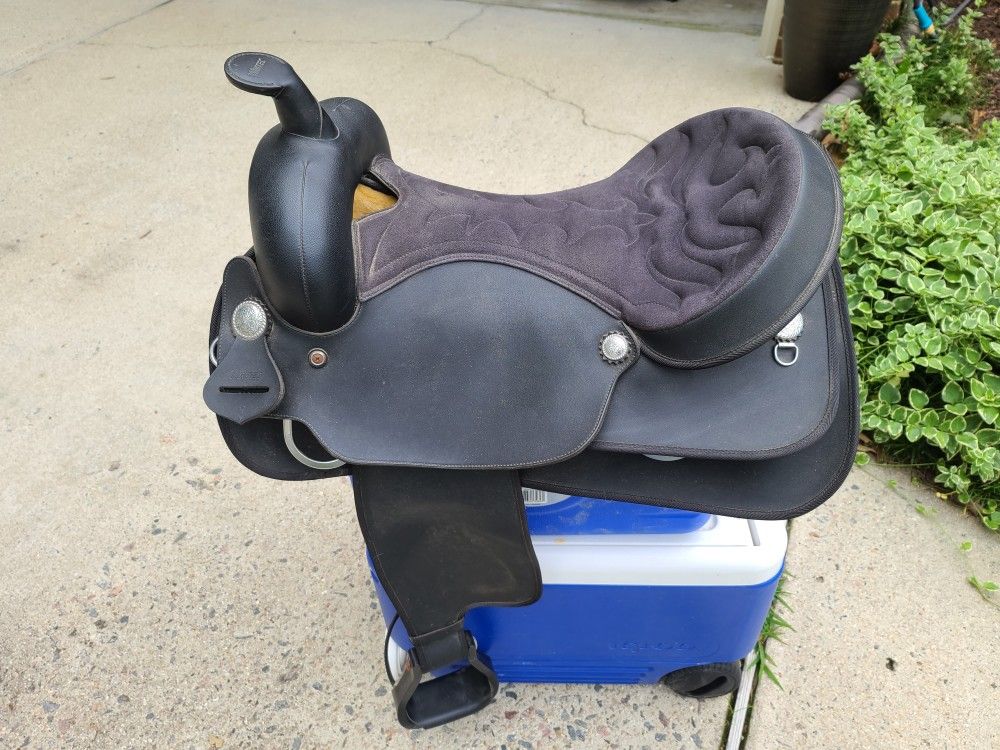 Wintec Western Saddle 17W Synthetic
