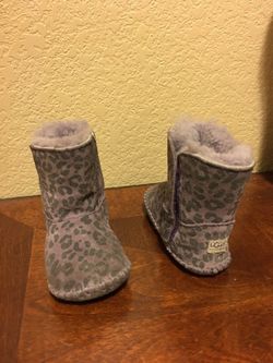 Girl uggs size 4/5