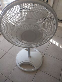 Lasko
16 in. 3 Speed Oscillating Pedestal Fan for Home in White with Adjustable Height, Tillt Back Head and Easy Assembly