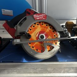 Milwaukee Fuel M18 Circular Saw with new Blades