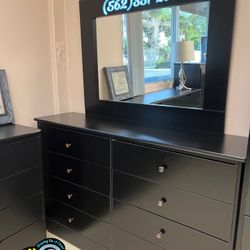 Black Eight Drawer Dresser With Mirror- Tocador Con Espejo