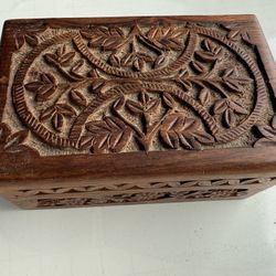 Vintage Hand Carved Wooden Hinged Jewelry Keepsake Trinket Box w/ Leaves, Vines