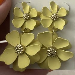 Francesca’s Yellow Ceramic Flower Earrings 