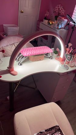 Nail desk