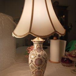  27 INCHES TALL REALLY NICE LOOKING VINTAGE LAMP  WITH Lots Of Colors  WORKS GREAT 