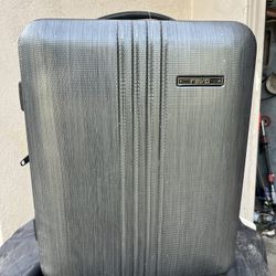 Maleta Revo Usada Solo El Forro De Adentro Está Roto Está En Buenas Condiciones 