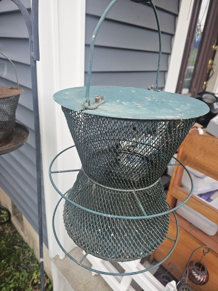 Vintage Squirrel Proof Vintage Locking Bird Feeder