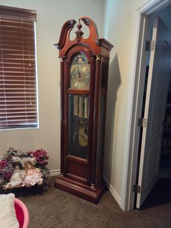 Grandfather clock howard miller, with key. All perfect, always been cleaned and checked