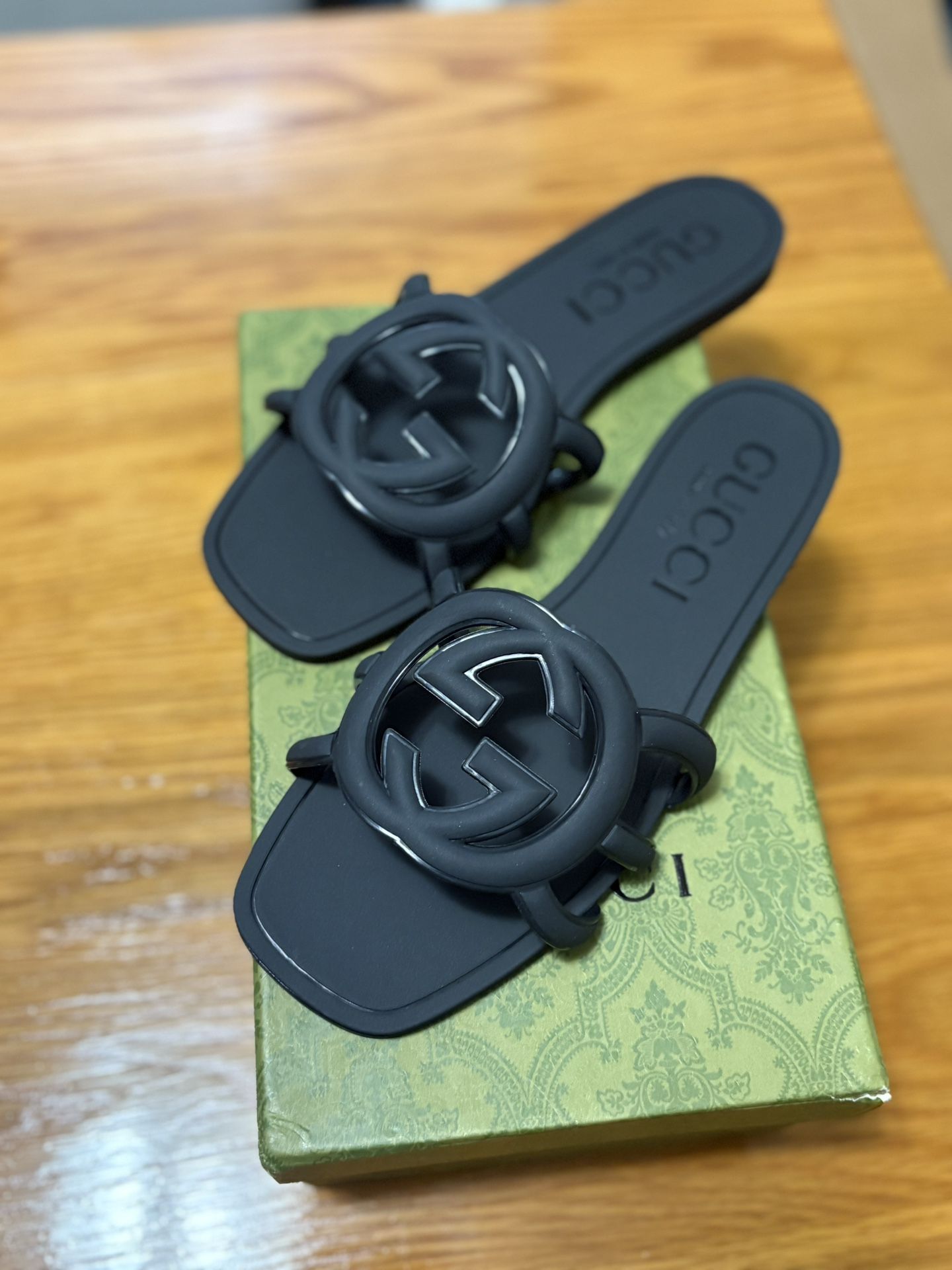 Gucci GG Rubber Slide Sandals – Black (Women’s Size 8)